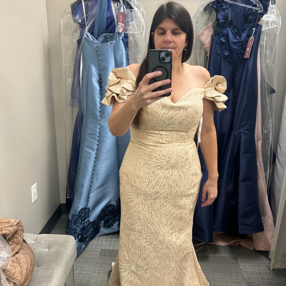 Elegant Cream Off-Shoulder Dress - Picture 4 of 7